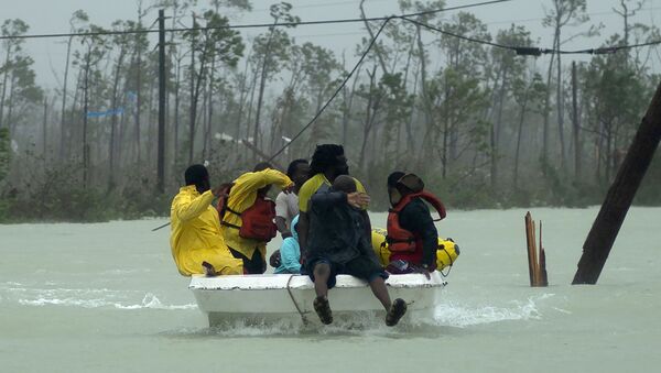 Voluntários resgatam família das enchentes causadas pelo furacão Dorian, em Freeport, Bahamas, 3 de setembro de 2019 - Sputnik Brasil