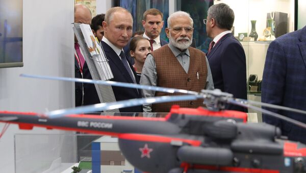 O presidente da Rússia, Vladimir Putin, ao lado do premiê indiano, Narendra Modi, durante um tour de exibição do Fórum Econômico Oriental, em Vladivostok. Foto de 4 de setembro de 2019. - Sputnik Brasil