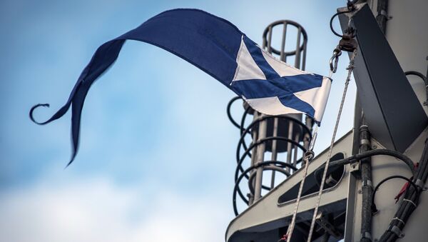 Bandeira da Marinha da Rússia e mastros a bordo do navio de mísseis ligeiro do projeto 21631 Orekhovo-Zuyevo durante os exercícios militares da Frota do Mar Negro e do Distrito Militar do Sul da Rússia na Crimeia - Sputnik Brasil