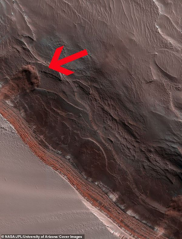 NASA tira FOTO incrível de avalanche maciça de gelo caindo em Marte NASA tira FOTO incrível de avalanche maciça de gelo caindo em Marte - Sputnik Brasil