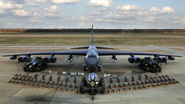 Um bombardeiro estratégico B-52 com seu jogo de munições (foto de arquivo) - Sputnik Brasil