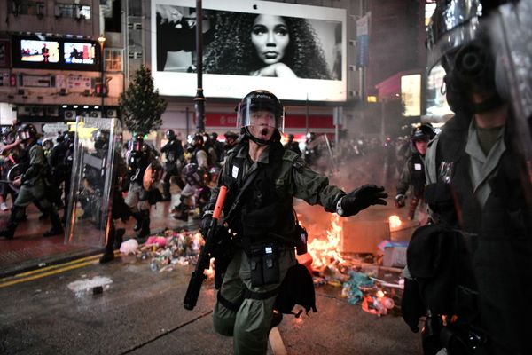 Parlamento de Hong Kong é evacuado com urgência após nova onda de protestos - Sputnik Brasil