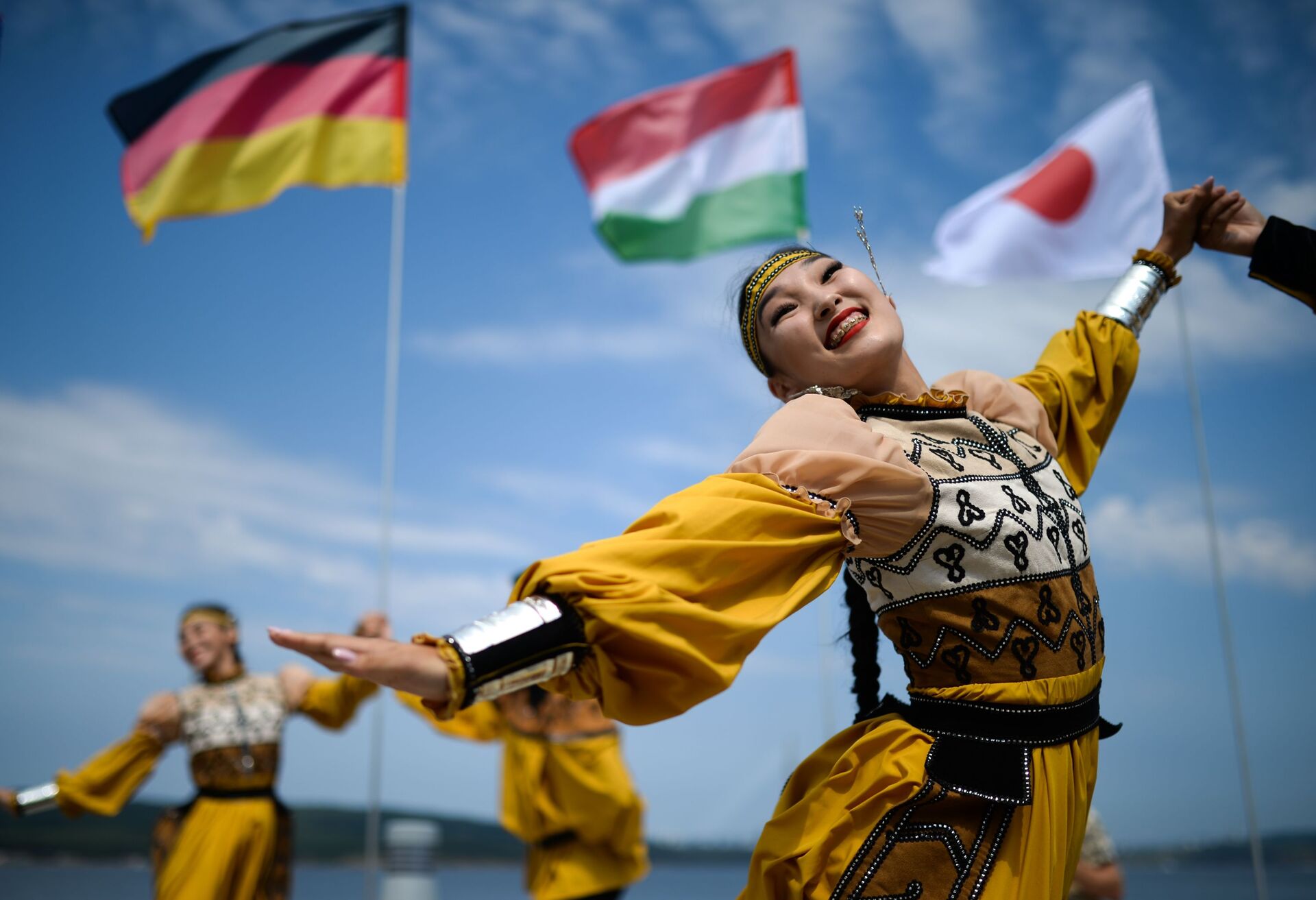 Apresentação artística em trajes tradicionais durante o V Fórum Econômico Oriental em Vladivostok, Rússia - Sputnik Brasil, 1920, 08.09.2022