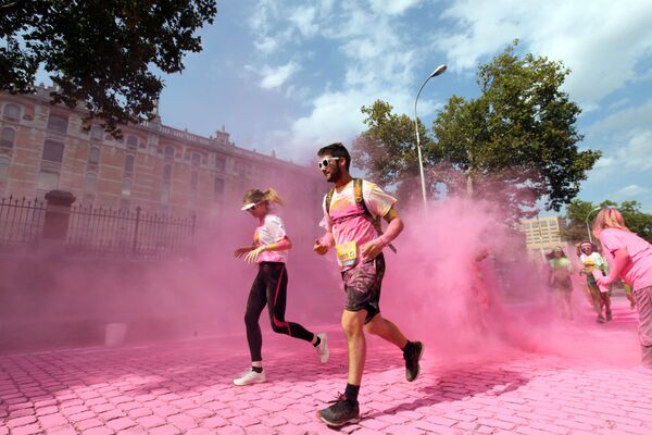 Atletas amadores durante a Corrida Colorida de 5 km em Bruxelas, em 31 de agosto - Sputnik Brasil