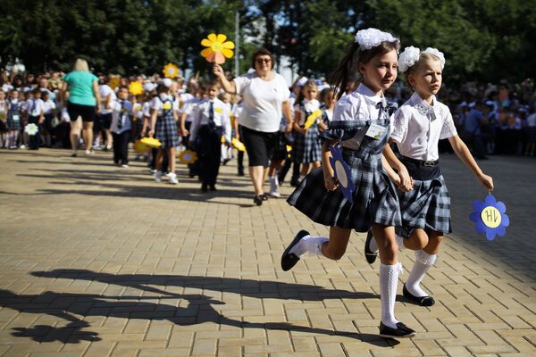 Crianças da primeira série na cerimônia de início das aulas, em 1° de setembro na Rússia - Sputnik Brasil