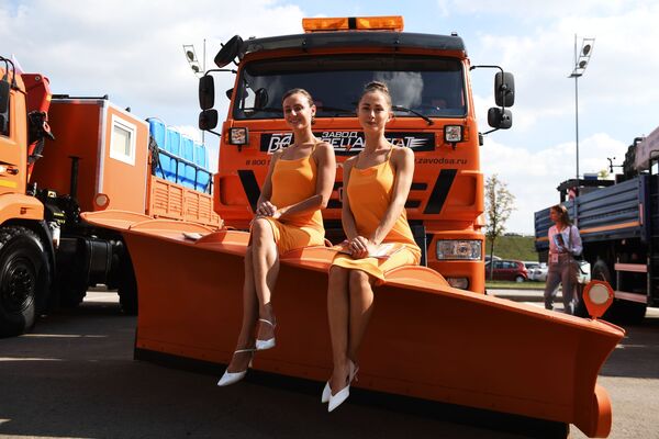 Modelos em cima de um caminhão de limpeza KAMAZ durante a exposição de veículos Comtrans 2019 em Moscou, Rússia - Sputnik Brasil