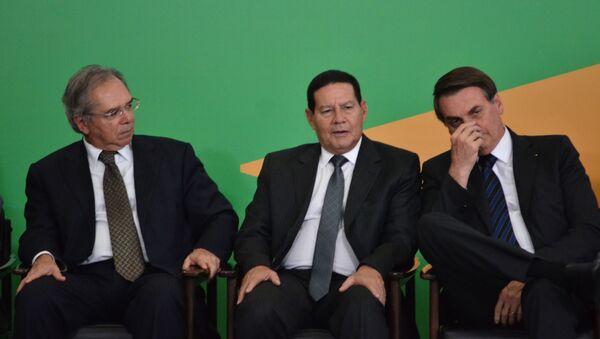 O presidente Jair Bolsonaro acompanhado de seu vice, Hamilton Mourão, e dos ministros Onyx Lorenzoni (Casa Civil) Paulo Guedes (Economia) durante cerimônia de lançamento do portal de serviços online do governo, no Palácio do Planalto, em Brasília, no dia 22 de agosto de 2019.. - Sputnik Brasil