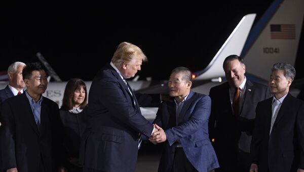 Kim Dong-chul, norte-americano liberado pela Coreia do Norte cumprimenta presidente dos EUA Donald Trump - Sputnik Brasil
