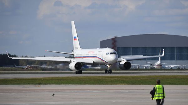 Avião russo Tu-204 com prisioneiros libertados, após acordo entre Rússia e Ucrânia, no aeroporto internacional Vnukovo - Sputnik Brasil