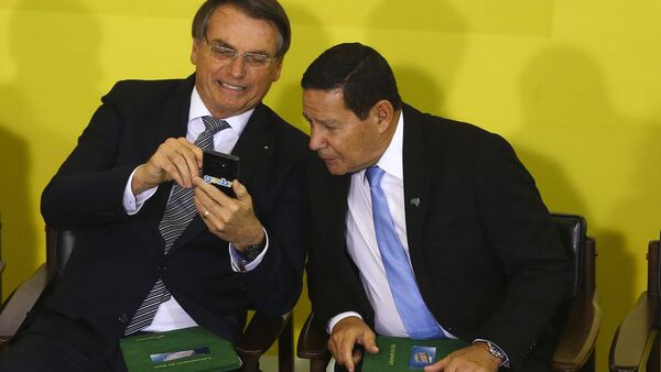 O presidente Jair Bolsonaro e o seu vice, Hamilton Mourão, participam do Lançamento da Campanha Semana do Brasil. - Sputnik Brasil