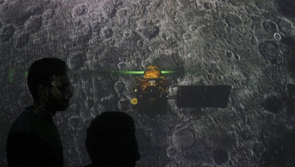 Estudantes em Mumbai observam a tentativa de pouso da sonda da missão Chandrayaan 2, em 7 de setembro de 2019 - Sputnik Brasil