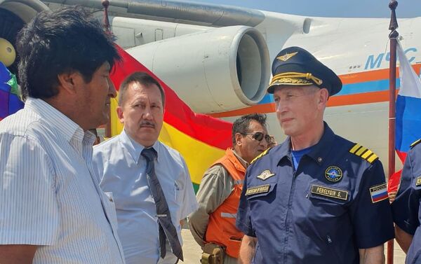 Presidente da Bolívia, Evo Morales, recebe um dos membros da tripulação do avião russo de combate a incêndios Il-76 - Sputnik Brasil