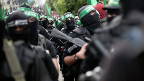 Palestinian Hamas masked gunmen display their military skills during a rally to commemorate the 27th anniversary of the Hamas militant group, in Gaza City, Sunday, Dec. 14, 2014 - Sputnik Brasil