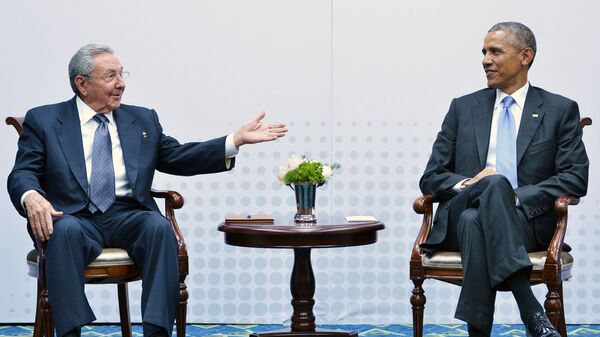 Presidentes de Cuba (Raúl Castro) e Estados Unidos (Barack Obama) se encontraram durante a  7ª Cúpula das Américas, realizada em abril, no Panamá - Sputnik Brasil