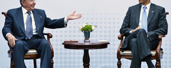 Presidentes de Cuba (Raúl Castro) e Estados Unidos (Barack Obama) se encontraram durante a  7ª Cúpula das Américas, realizada em abril, no Panamá - Sputnik Brasil