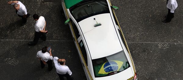 Taxi decorado com bandeira brasileira em São Paulo - Sputnik Brasil