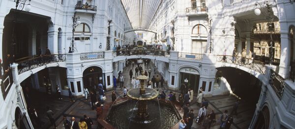 Chafariz no centro do GUM – um dos principais e mais luxuosos shoppings de Moscou Chafariz no centro do GUM – um dos principais e mais luxuosos shoppings de Moscou - Sputnik Brasil