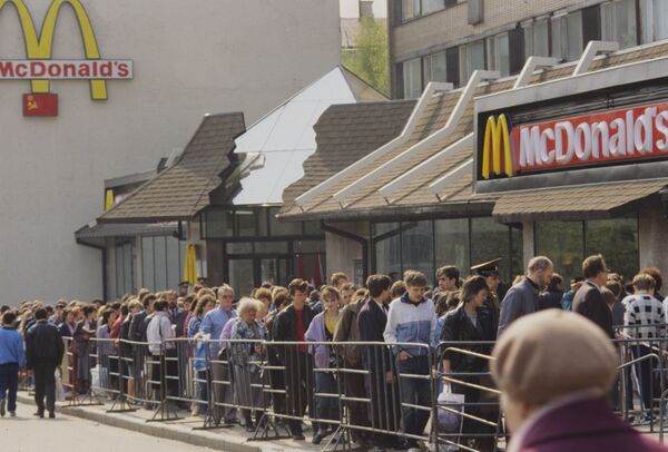 Fila para o primeiro McDonald's da Rússia, em Moscou - Sputnik Brasil