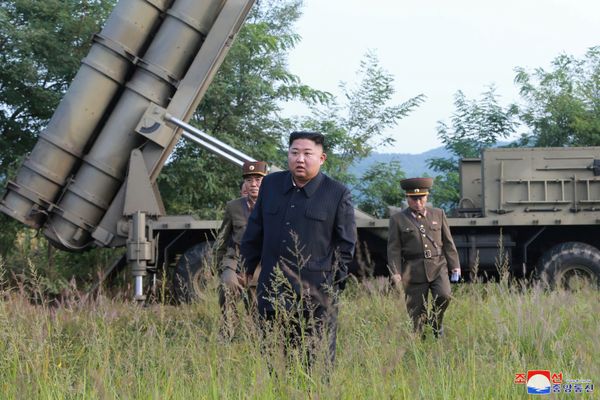 Kim Jong-un supervisiona teste de novo lançador múltiplo de foguetes (FOTOS) - Sputnik Brasil