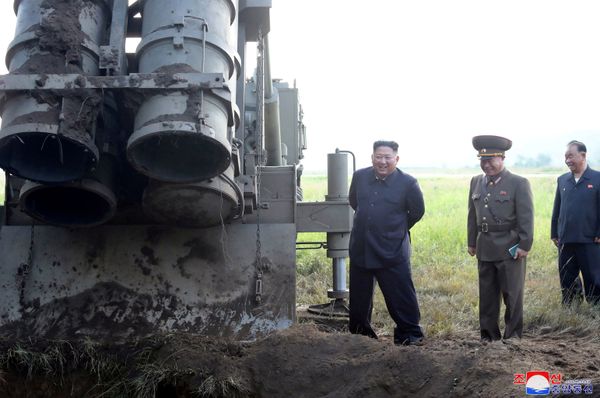 Kim Jong-un supervisiona teste de novo lançador múltiplo de foguetes (FOTOS) - Sputnik Brasil