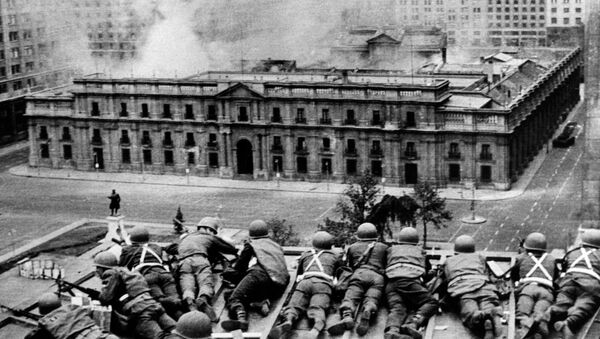 Militares atiram contra o Palácio La Moneda para derrubar o presidente Salvador Allende em 11 de setembro de 1973. - Sputnik Brasil