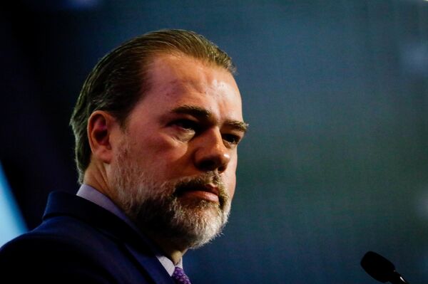 Após visita ao STF, Bolsonaro amplia serviços essenciais com construção civil e indústrias - Sputnik Brasil