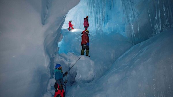 Caverna de três andares descoberta por exploradores da Expedição Antártida da Ucrânia (UAE) na Ilha Galindez, Antártida - Sputnik Brasil