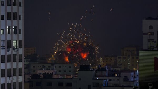 Explosão causada por ataque aéreo israelense em um prédio em Gaza, 4 de maio de 2019 - Sputnik Brasil
