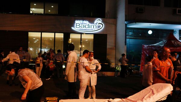 Enfermeiros reunidos em frente ao Hospital Badim, na Zona Norte do Rio de Janeiro, após um incêndio - Sputnik Brasil