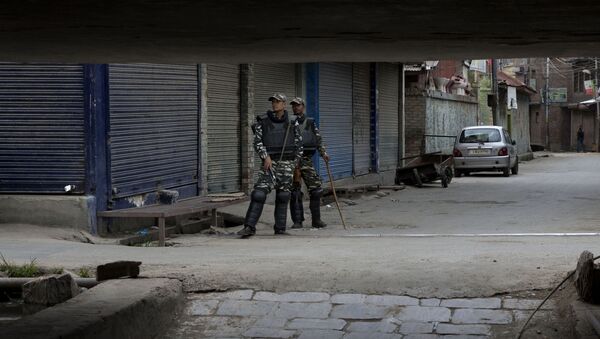 Soldados paramilitares indianos vigiam um mercado fechado no centro de Srinagar, na Caxemira controlada pela Índia, em 27 de agosto de 2019 - Sputnik Brasil