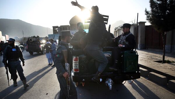 Policiais afegãos deixam local de ataque suicida  próximo ao Ministério da Defesa do Afeganistão, em Cabul, em 27 de fevereiro de 2016. - Sputnik Brasil