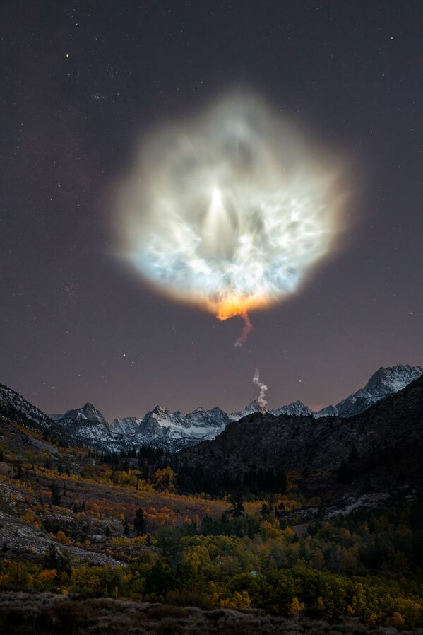 Fotografia feita pelo fotógrafo americano Brandon Yoshizawa, altamente classificada na categoria Skyscapes, da competição Insight Investment Astronomy Photographer of the Year 2019, mostra a fumaça lançada pelo foguete Falcon 9 durante lançamento - Sputnik Brasil