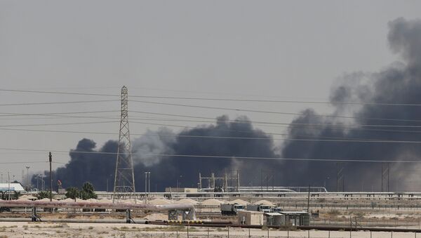 Instalações da Aramco em chamas após ataques na Arábia Saudita - Sputnik Brasil