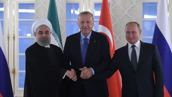 Hassan Rouhani (presiente do Irã), Recep Tayyip Erdogan (presidente da Turquia) e Vladimir Putin (presidente da Rússia) durante cúpula tripartida - Sputnik Brasil