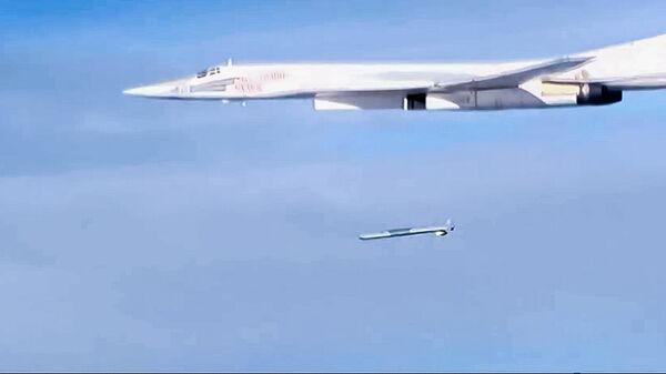 Lançamento de míssil de cruzeiro Kh-101 de um bombardeiro estratégico russo Tu-160  - Sputnik Brasil