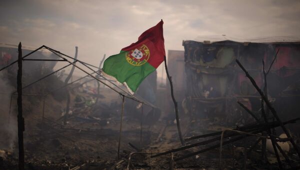 Bandeira de Portugal vista no campo de refugiados perto de Calais, norte da França, outubro de 2016 (imagem referencial) - Sputnik Brasil