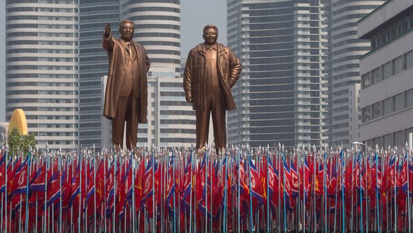 Grande Monumento da Colina Mansu, representando os líderes norte-coreanos Kim Jong-il e KIm Il-Sung. - Sputnik Brasil