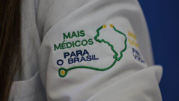 Detalhe de jaleco de médica do programa Mais Médicos - Sputnik Brasil