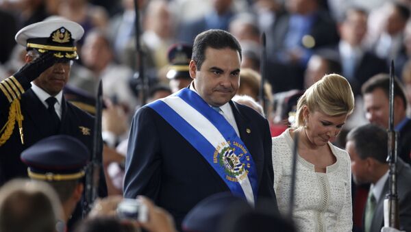 Elías Antonio Saca González, então presidente de El Salvador, com sua esposa, Ana Ligia de Saca, em seu último dia de governo, 1 de junho de 2009 - Sputnik Brasil