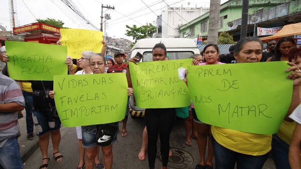 Manifestantes pedem justiça para a menina Ágatha Félix, morta no Complexo do Alemão, no Rio de Janeiro - Sputnik Brasil