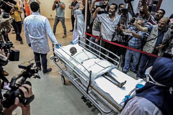 Jornalistas em volta da múmia de Sennedjem no Museu Nacional da Civilização Egípcia (NMEC), no Cairo - Sputnik Brasil