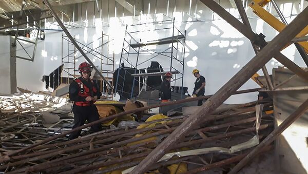 Socorristas e policiais no Aeroporto Internacional de Buenos Aires-Ezeiza depois do colapso de um andaime no edifício do novo terminal em construção, em 24 de setembro - Sputnik Brasil