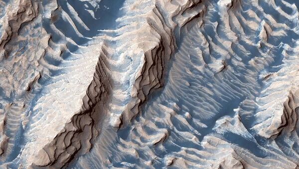 Dunas de rochas sedimentares e areia na cratera de Danielson em Marte. Imagem feita pela espaçonave Mars Reconnaissance Orbiter - Sputnik Brasil