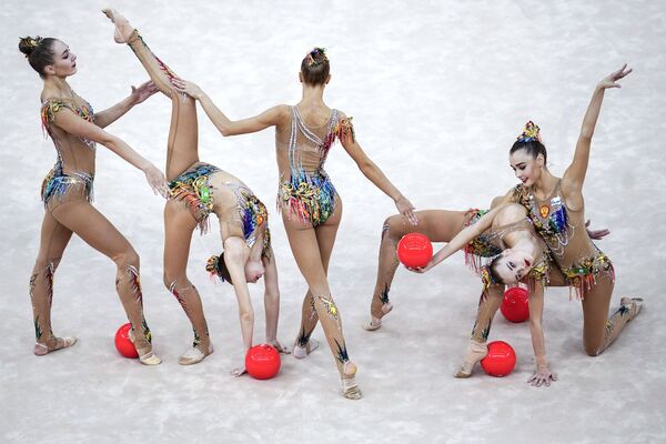 Ginastas russas competindo com bolas no Campeonato Mundial de Ginástica Artística 2019 em Baku, Azerbaijão - Sputnik Brasil