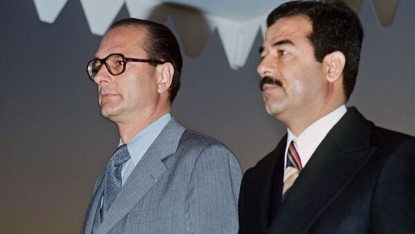 Jacques Chirac (à esquerda)  e Saddam Hussein (à direita) em encontro realizado em 25 de janeiro de 1976 em Bagdá, Iraque - Sputnik Brasil