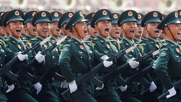 Militares do Exército chinês durante o desfile militar marcando o 70º aniversário da fundação da República Popular da China, em Pequim - Sputnik Brasil