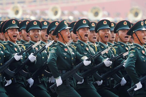 Militares do Exército chinês durante o desfile militar marcando o 70º aniversário da fundação da República Popular da China, em Pequim - Sputnik Brasil