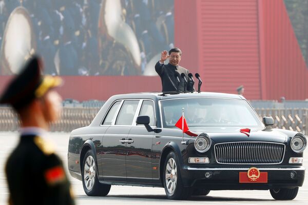 Presidente da China, Xi Jinping, no desfile militar marcando o 70º aniversário da fundação da República Popular da China, em Pequim - Sputnik Brasil