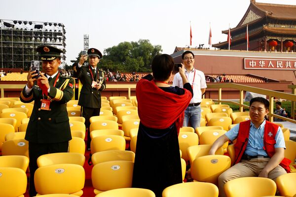 Delegados antes do início do desfile militar marcando o 70º aniversário da fundação da República Popular da China, em Pequim - Sputnik Brasil