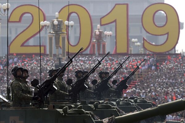 Veículos militares no desfile dedicado ao 70º aniversário da fundação da República Popular da China, em Pequim - Sputnik Brasil